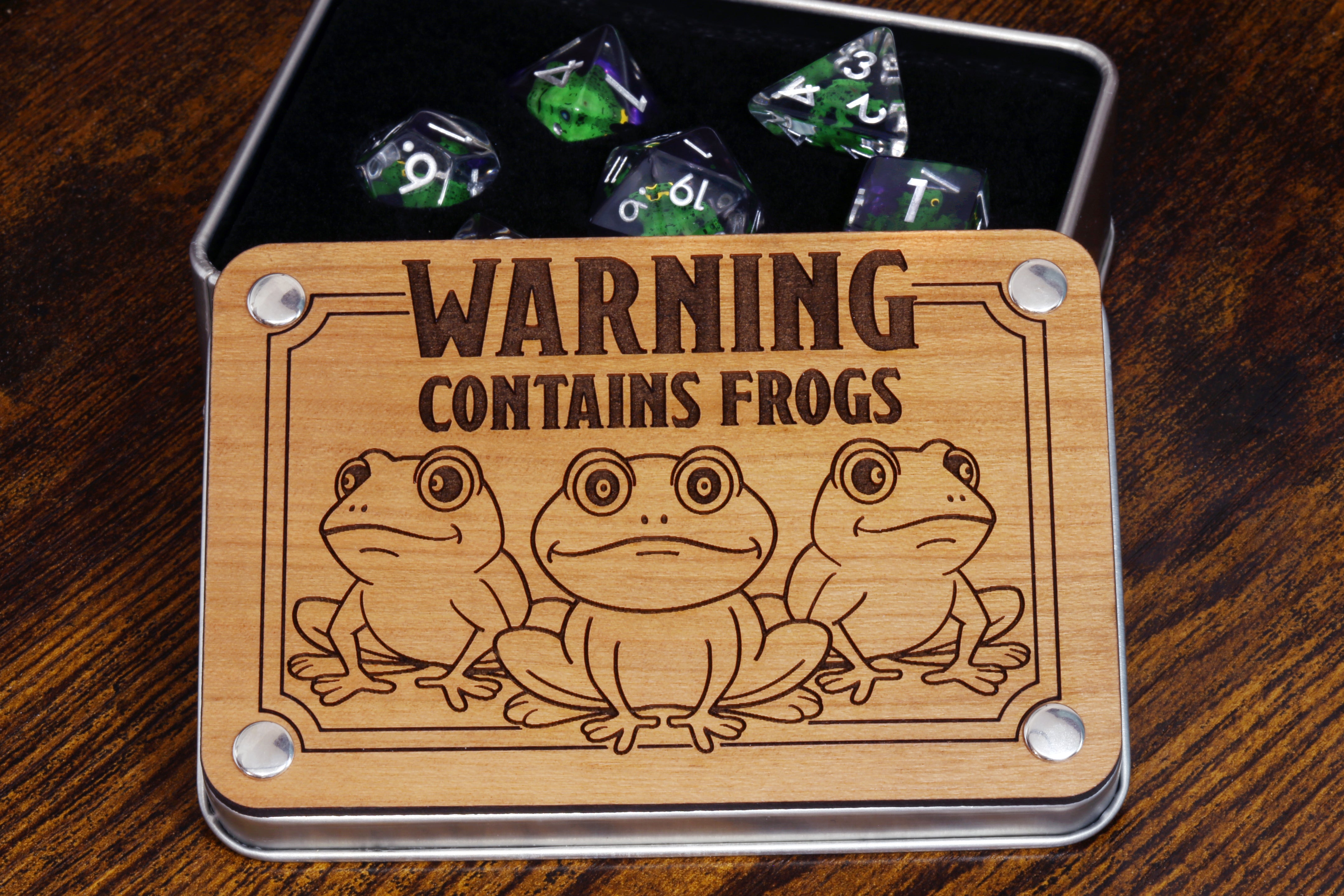 Warning ! Contains frogs dice set with metal box