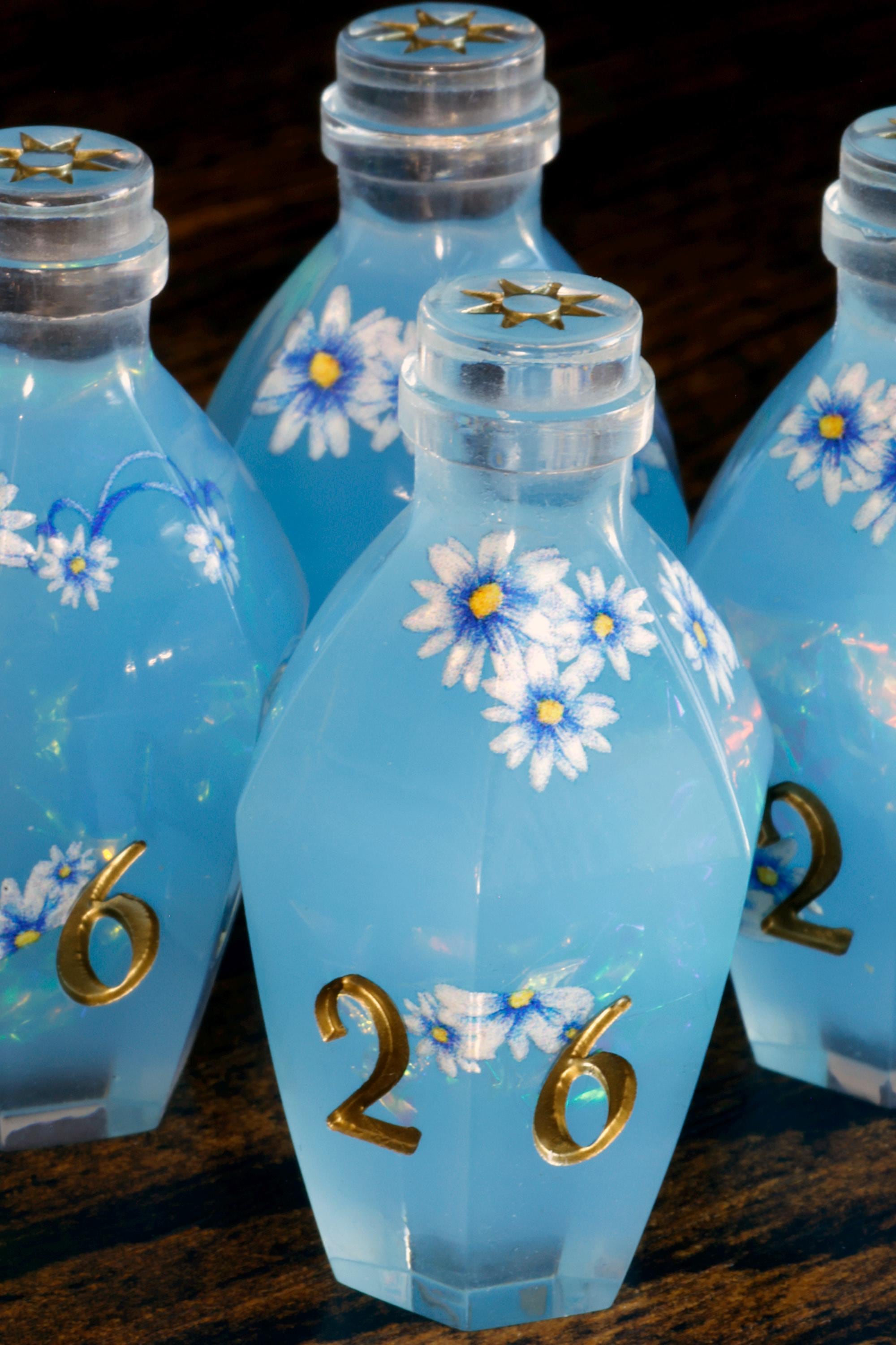 Celestial Daisies D6 Potion Dice - Sharp-Edged Floral - The Wizard's Vault