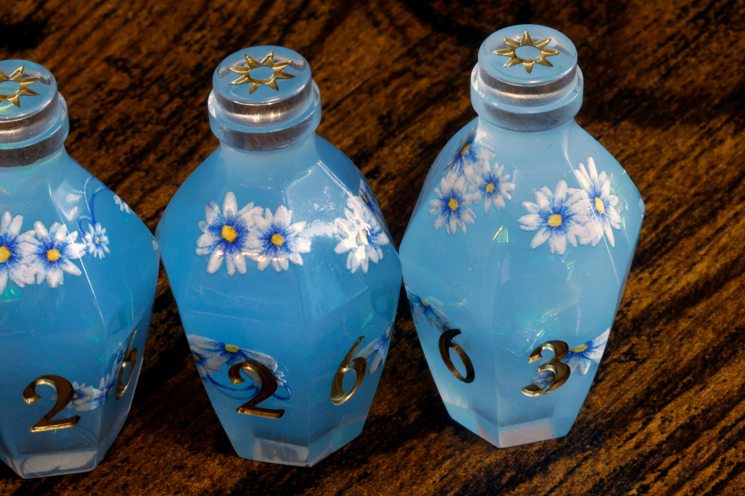 Celestial Daisies D6 Potion Dice - Sharp-Edged Floral - The Wizard's Vault