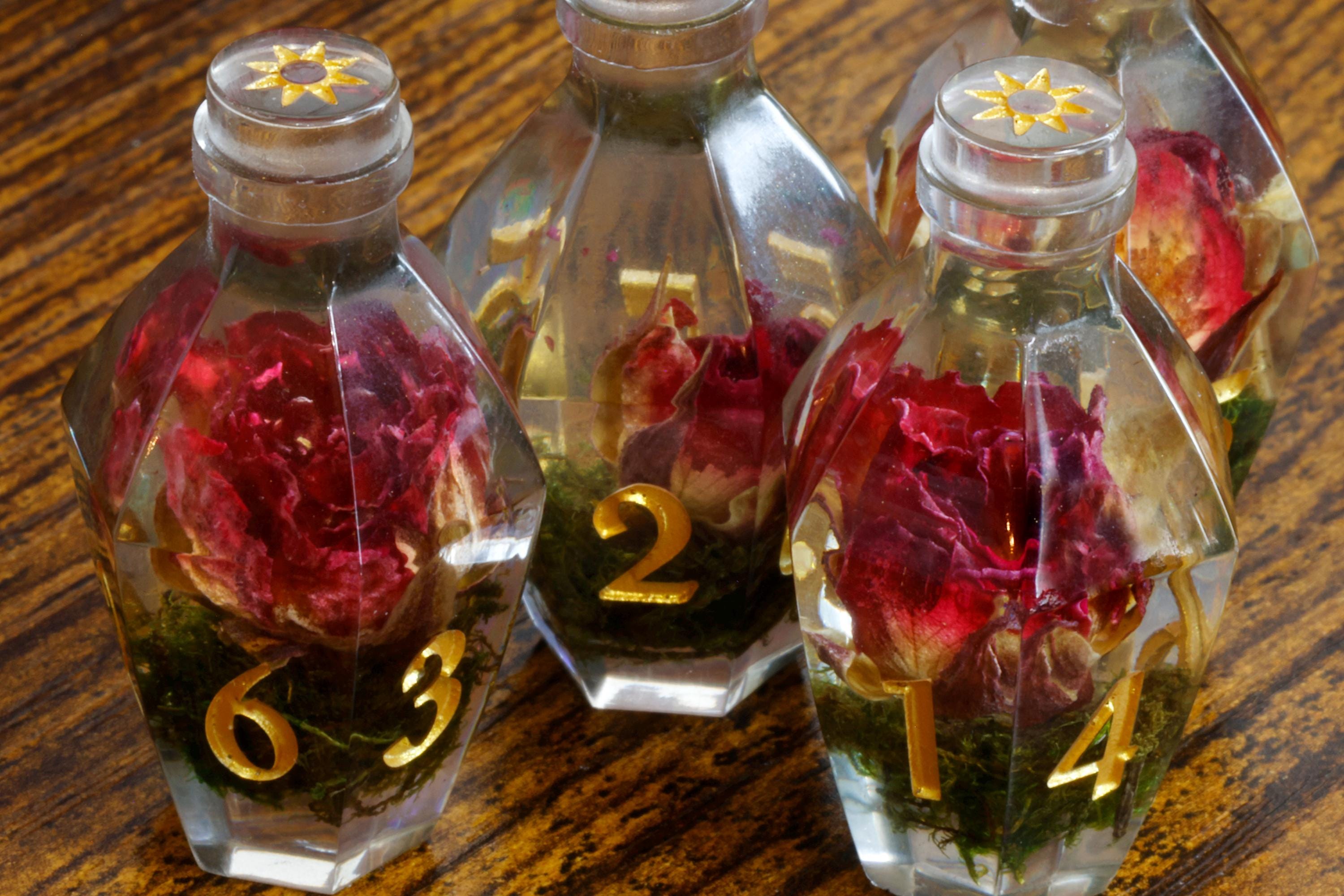Verdant Rose Elixir D6 Potion Dice - Sharp-Edged Floral - The Wizard's Vault