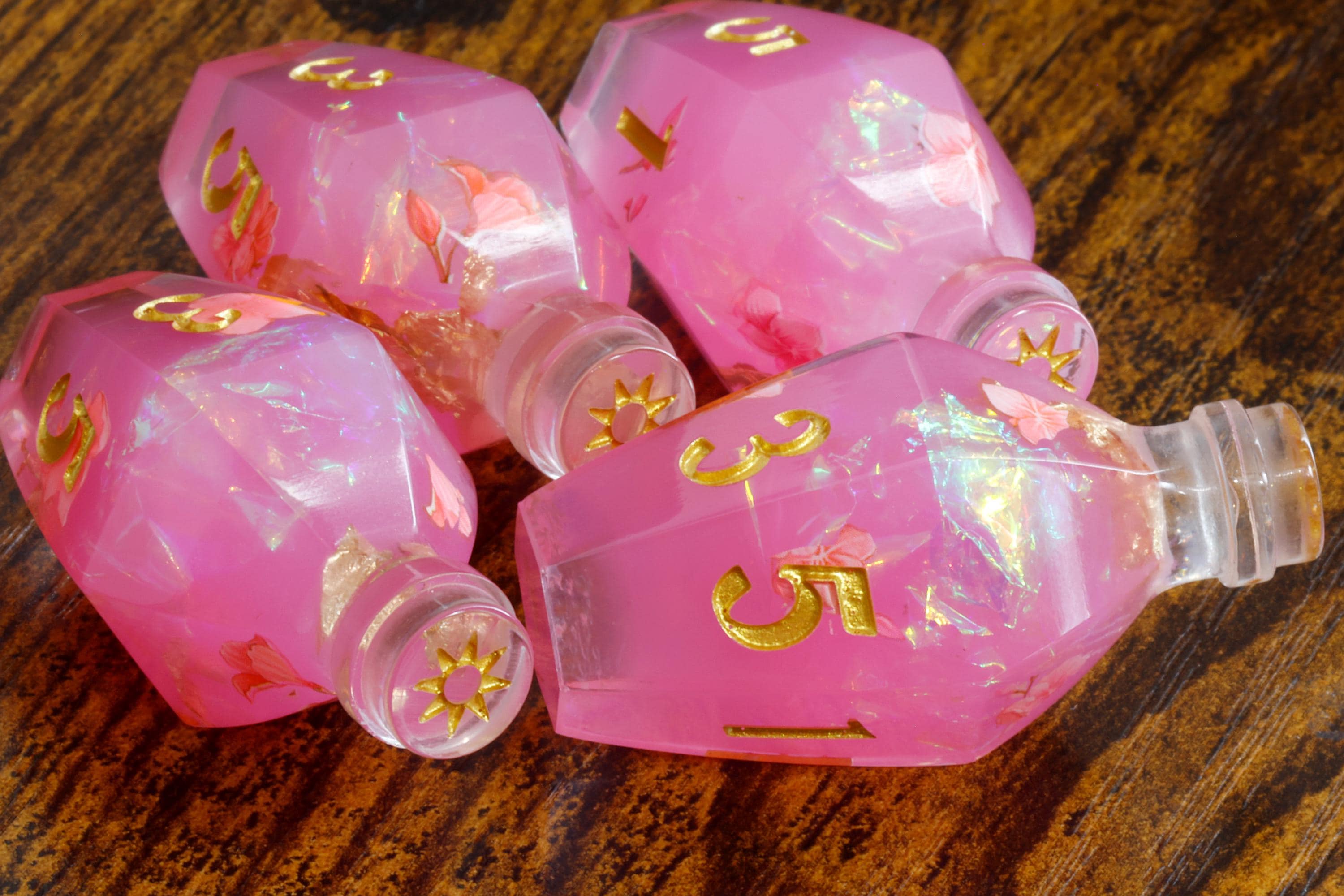 Hibiscus Dream Elixir D6 Potion Dice - Sharp-Edged Floral - The Wizard's Vault