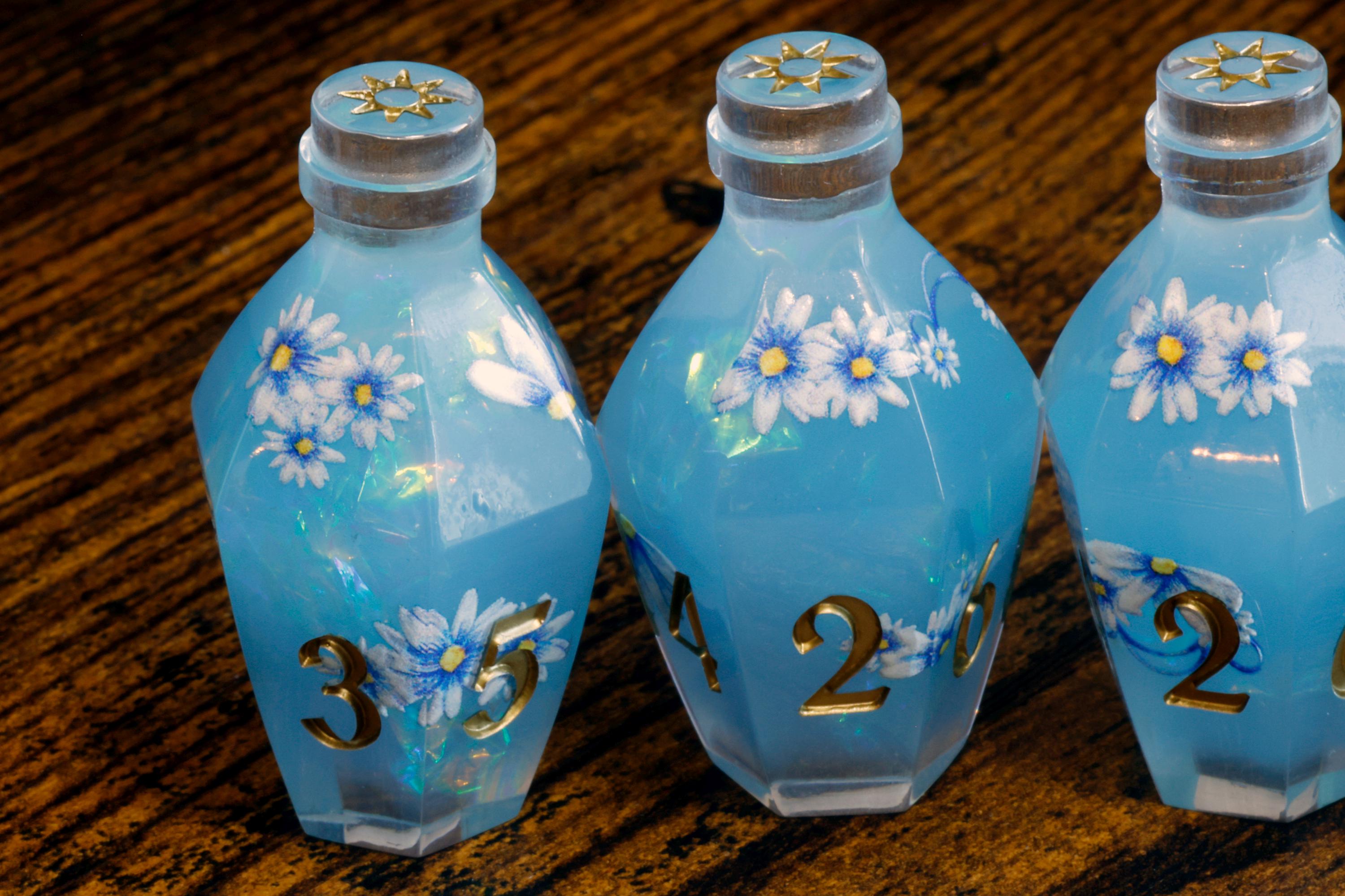 Celestial Daisies D6 Potion Dice - Sharp-Edged Floral - The Wizard's Vault