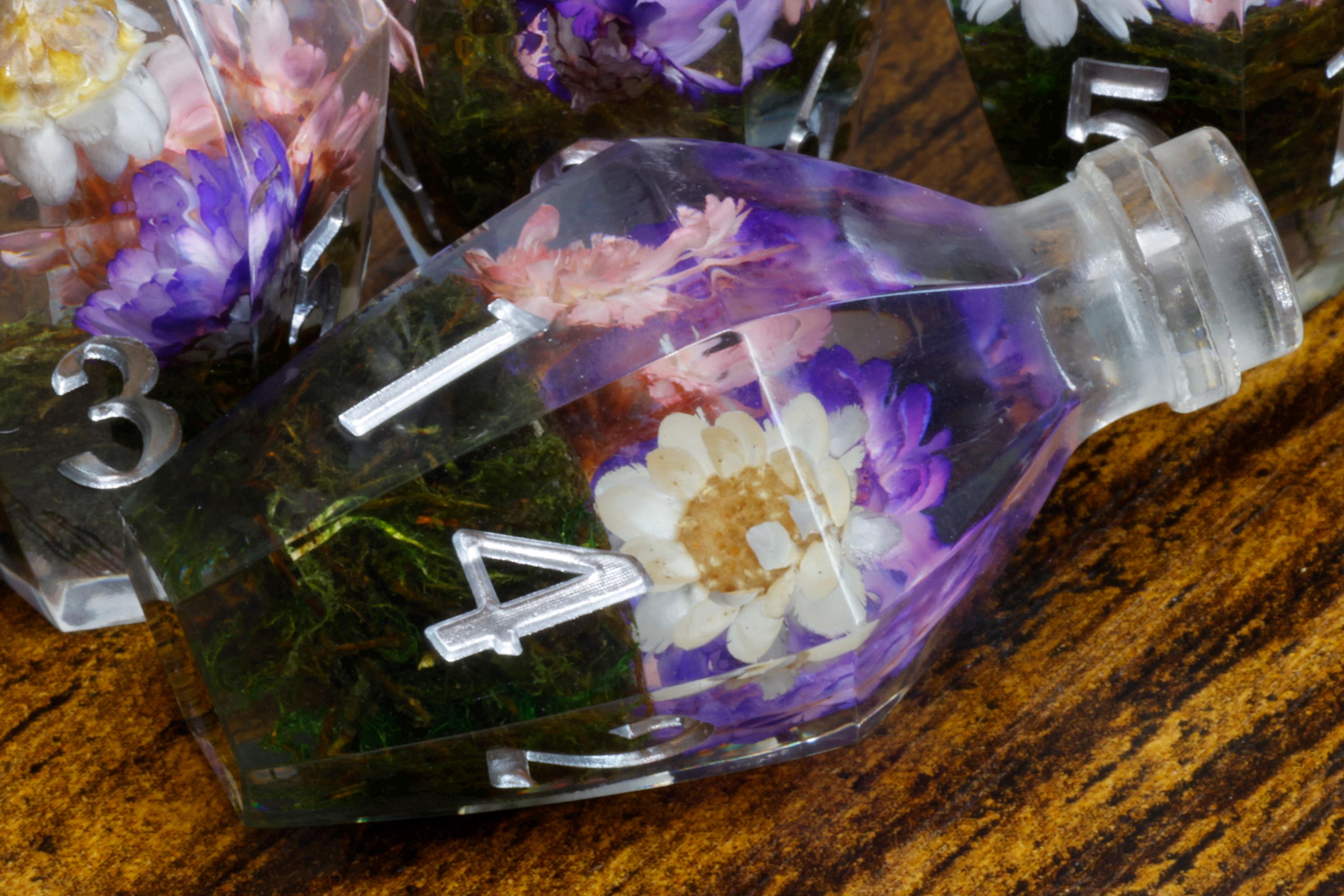 Floral Elixir D6 Potion Dice - Sharp-Edged Floral - The Wizard's Vault