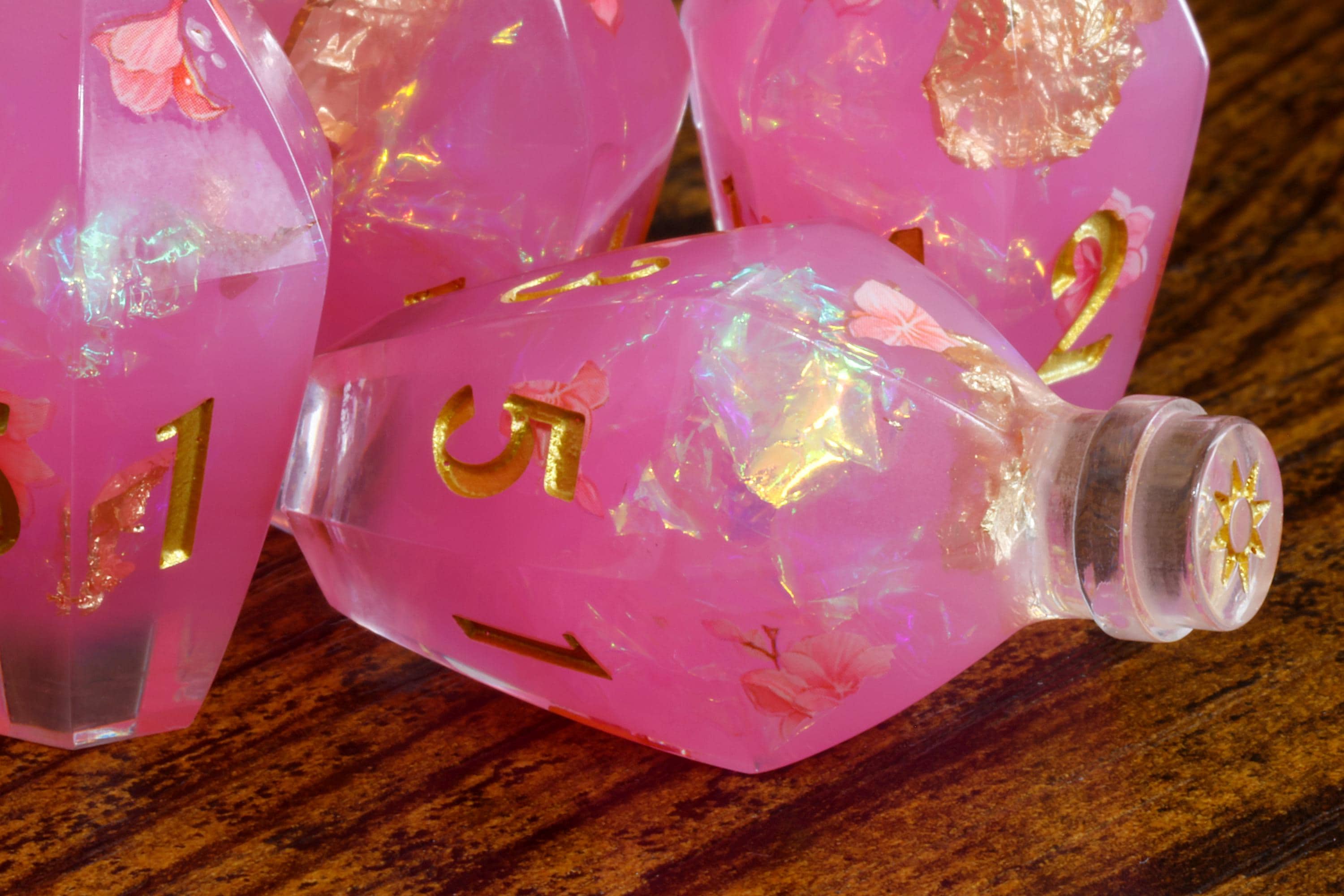 Hibiscus Dream Elixir D6 Potion Dice - Sharp-Edged Floral - The Wizard's Vault