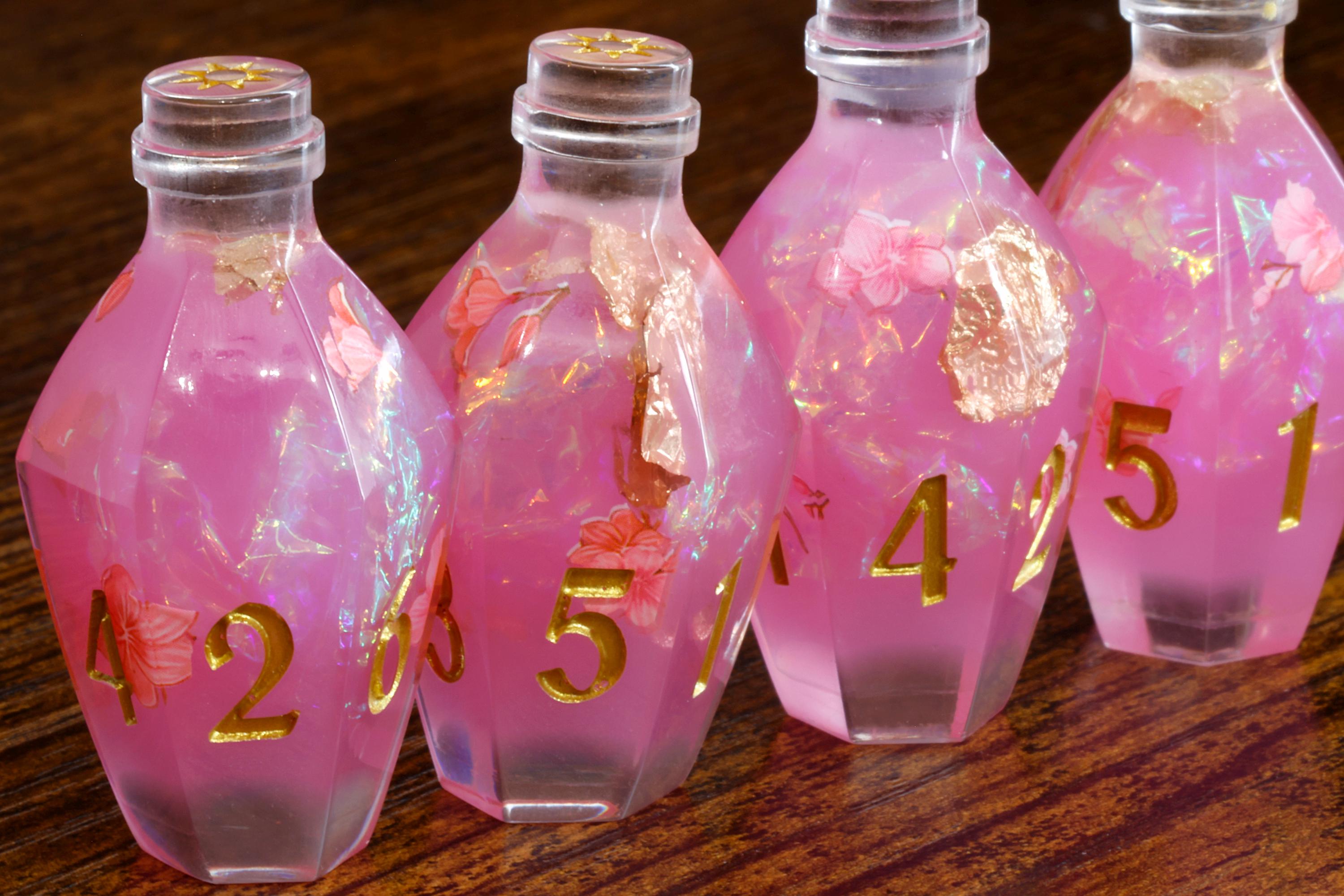 Hibiscus Dream Elixir D6 Potion Dice - Sharp-Edged Floral - The Wizard's Vault