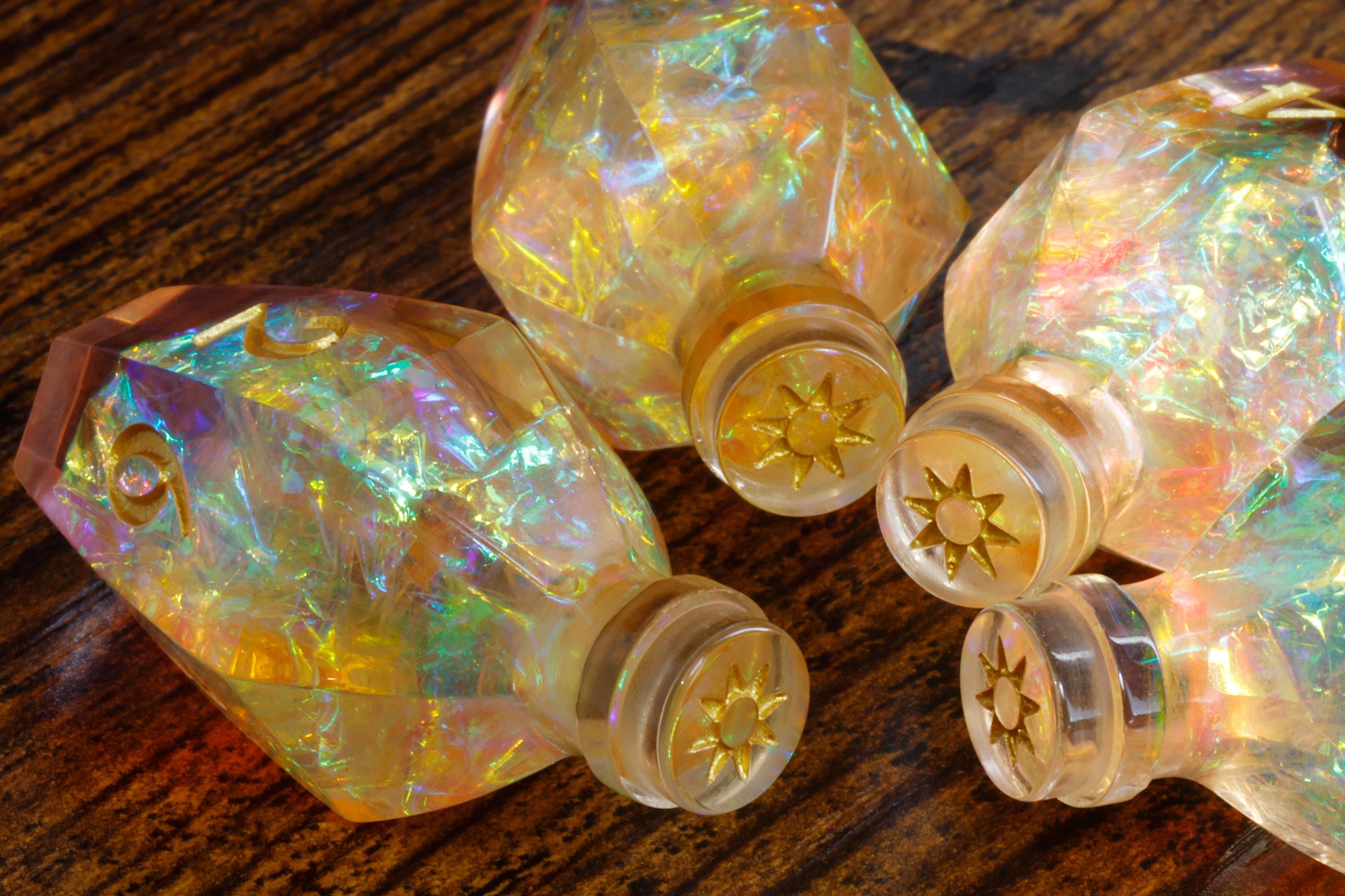 Sunfire Elixir D6 Potion Dice - Holographic Foil - The Wizard's Vault
