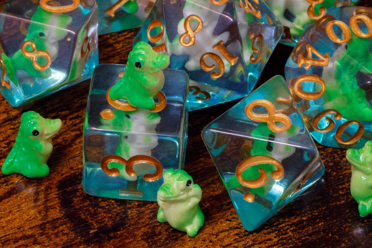 Green Crocodile 7-Piece Dice Set – Transparent Dice with Green Crocodile Inside