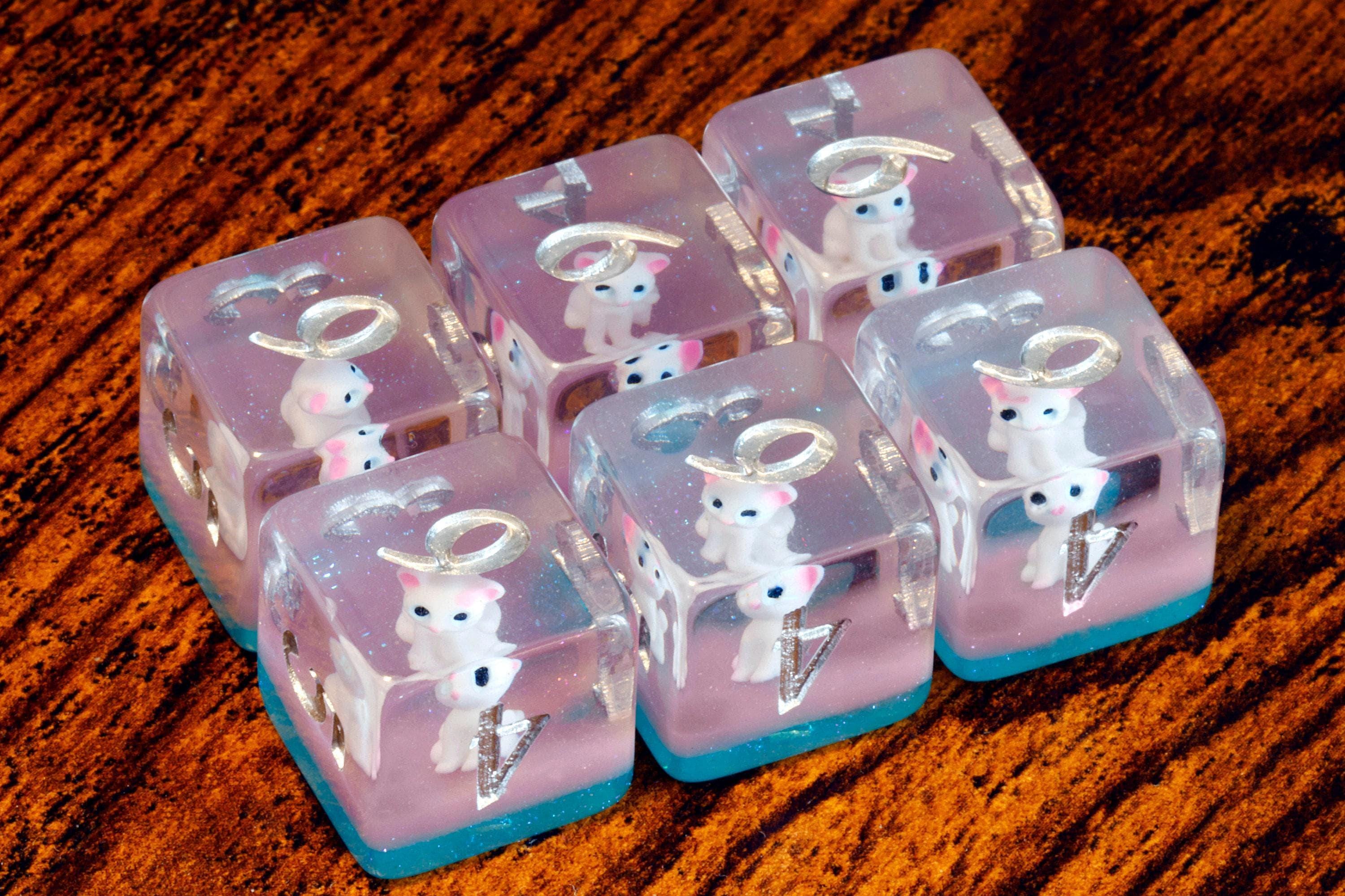 White Cat D6 Dice – White Cat on a Blue and Pink Layer