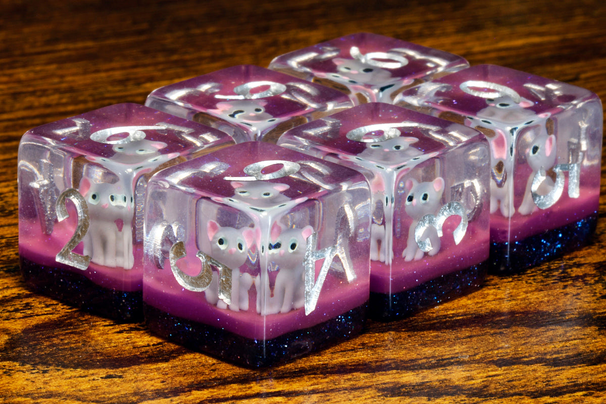 Lucky Whiskers D6 dice, Light grey cat - The Wizard's Vault