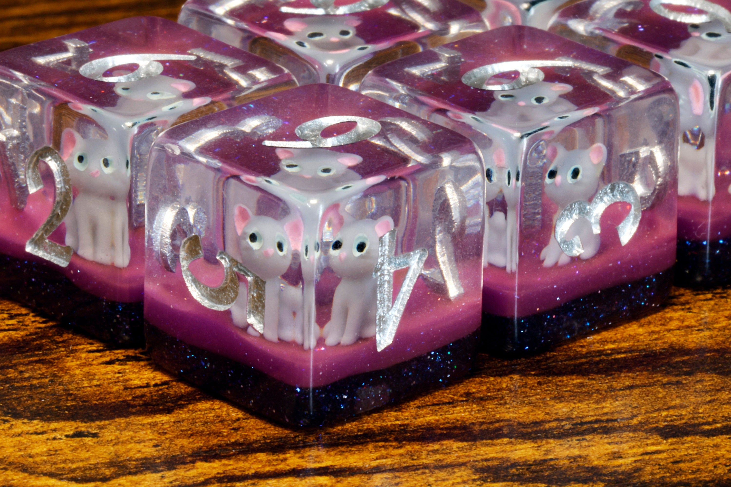 Lucky Whiskers D6 dice, Light grey cat - The Wizard's Vault