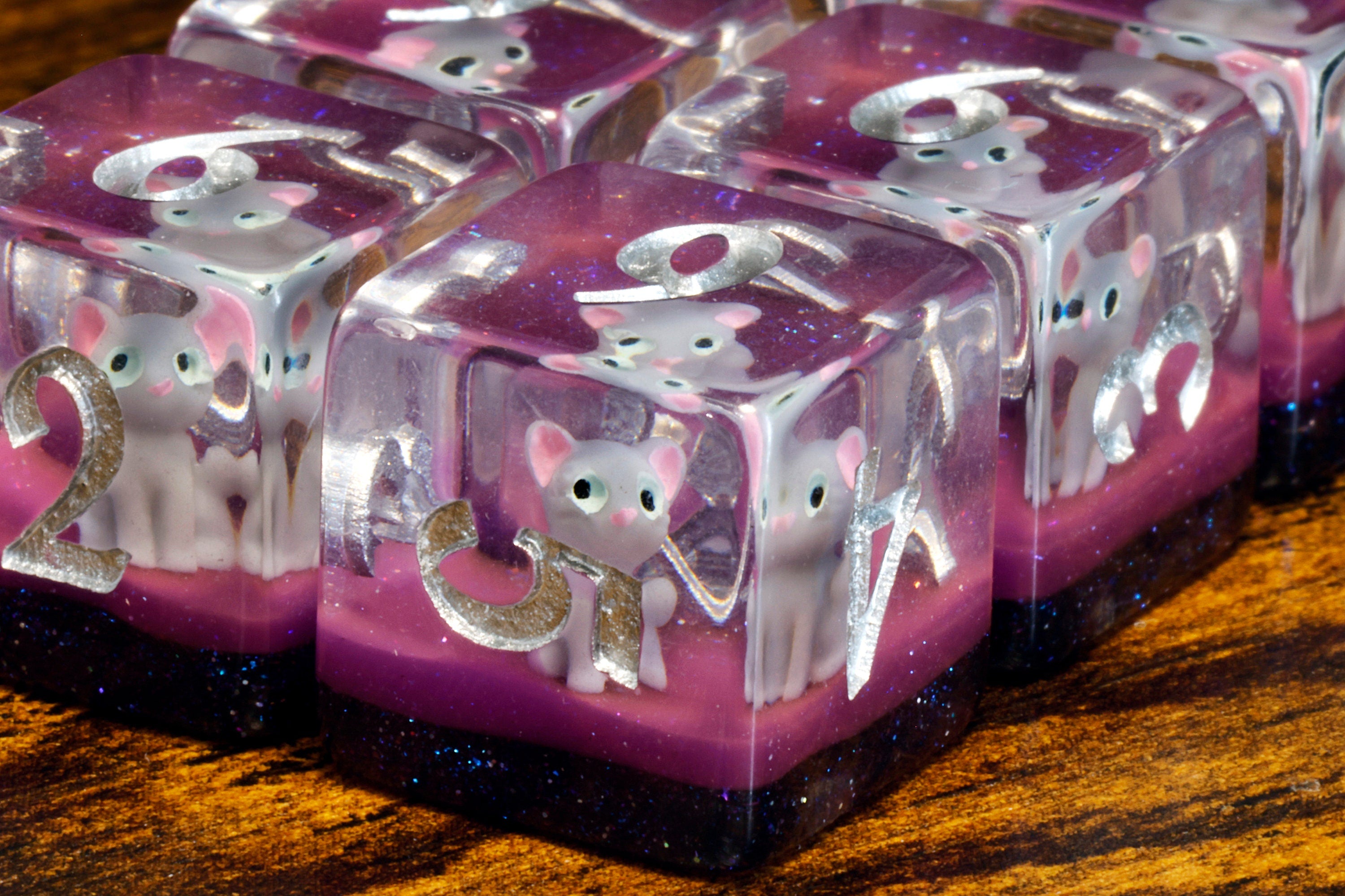 Lucky Whiskers D6 dice, Light grey cat - The Wizard's Vault