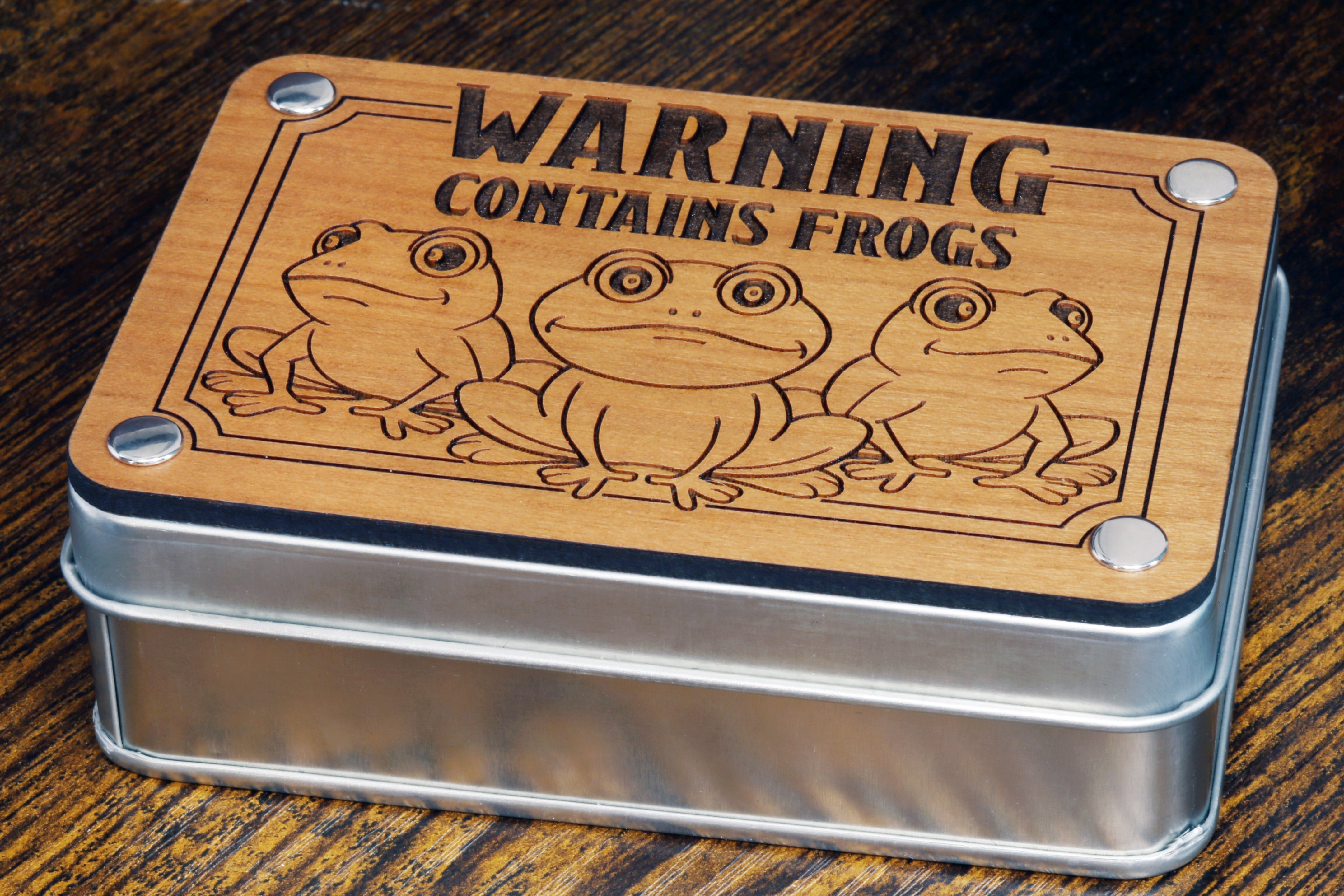 Warning ! Contains frogs dice set with metal box