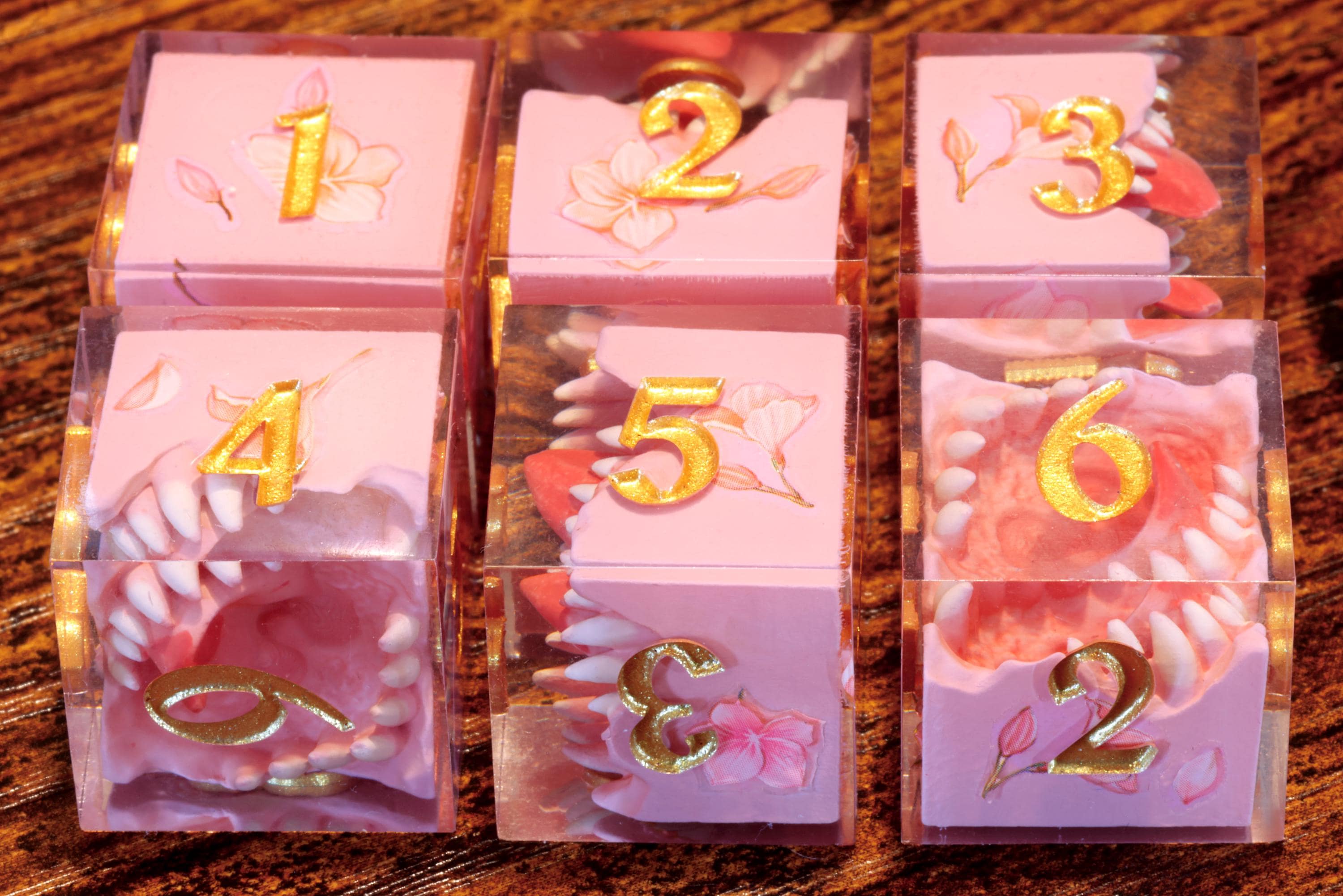 Sakura Mimic D6 Dice – Sharp Edge Floral Resin Dice - The Wizard's Vault