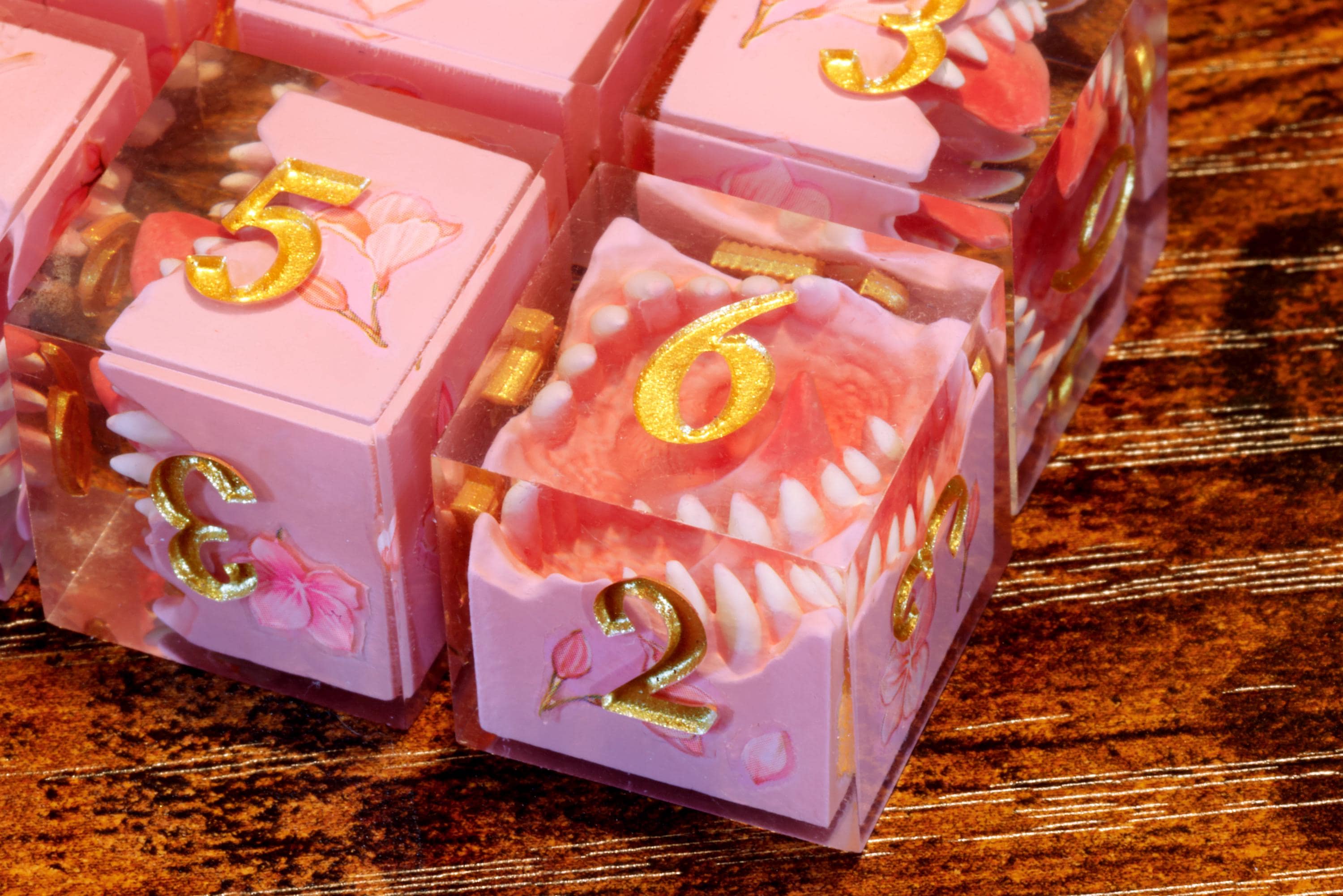 Sakura Mimic D6 Dice – Sharp Edge Floral Resin Dice - The Wizard's Vault