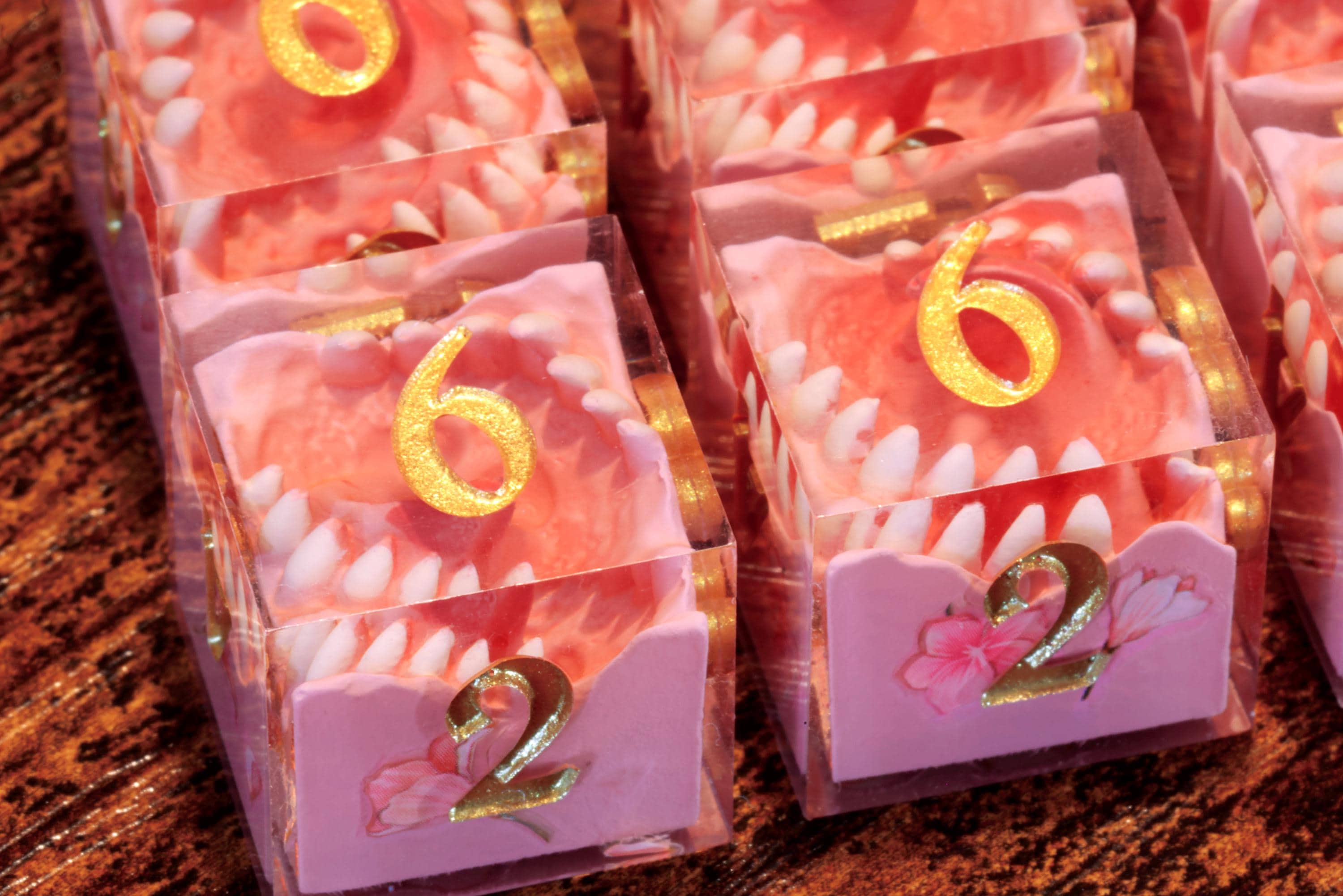 Sakura Mimic D6 Dice – Sharp Edge Floral Resin Dice - The Wizard's Vault