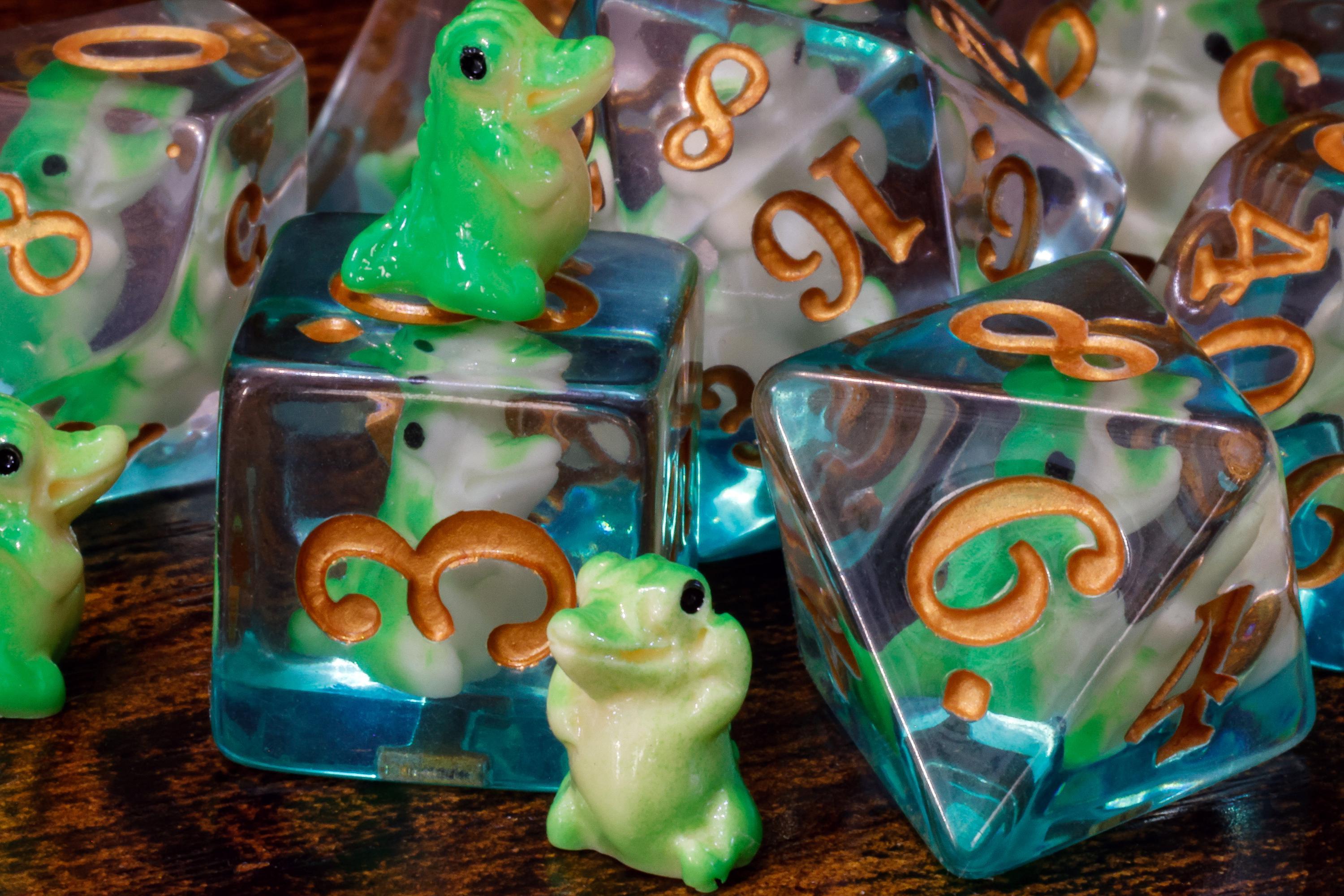 Green Crocodile 7-Piece Dice Set – Transparent Dice with Green Crocodile Inside