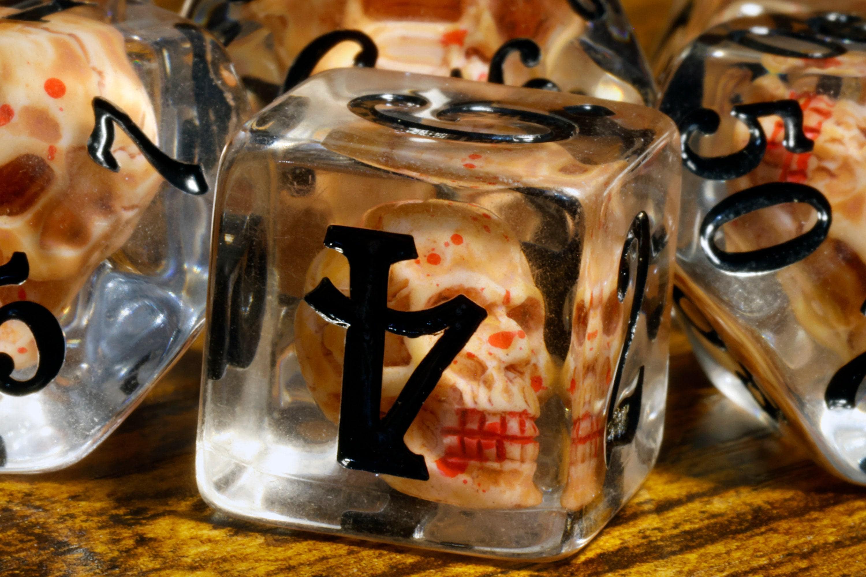 Skull 7-Piece Dice Set – Transparent with Skulls Inside, Black Font