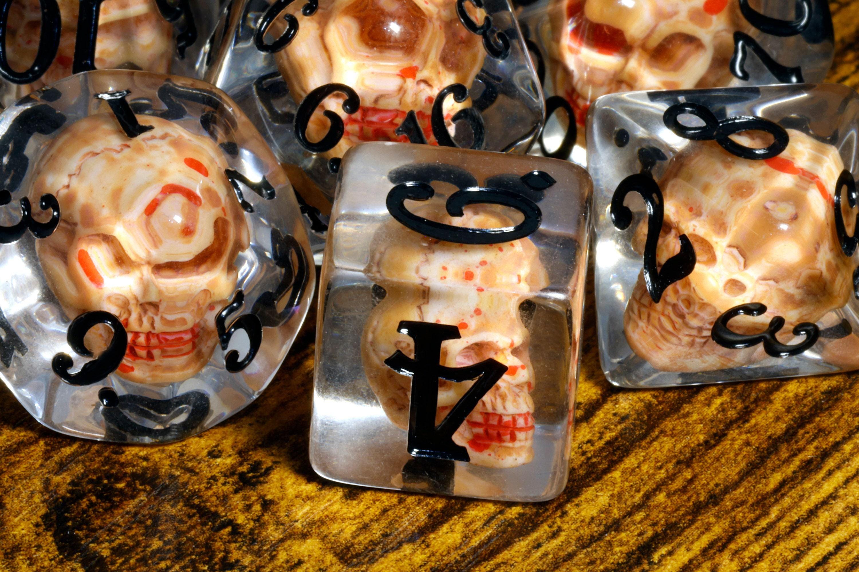 Skull 7-Piece Dice Set – Transparent with Skulls Inside, Black Font