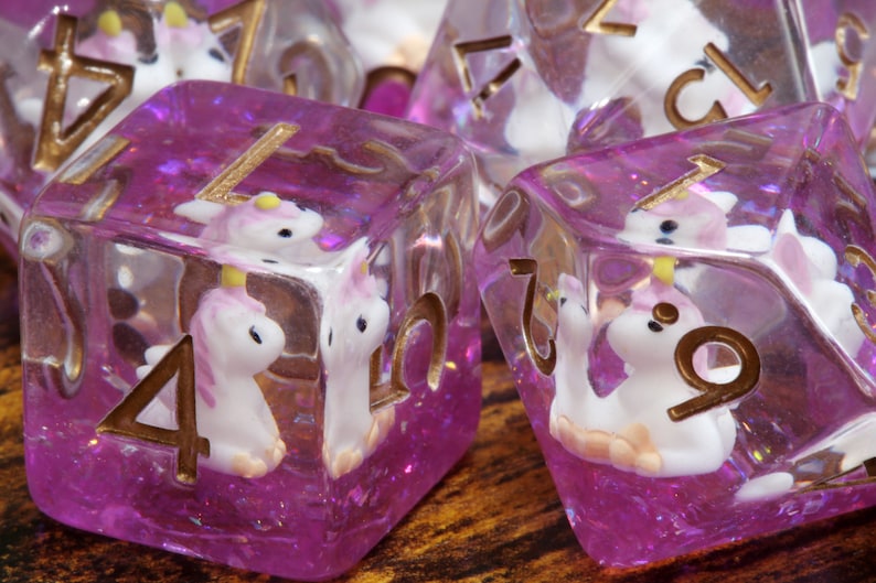 Unicorn dice set - Dice set with a unicorn inside on a pink layer - The Wizard's Vault